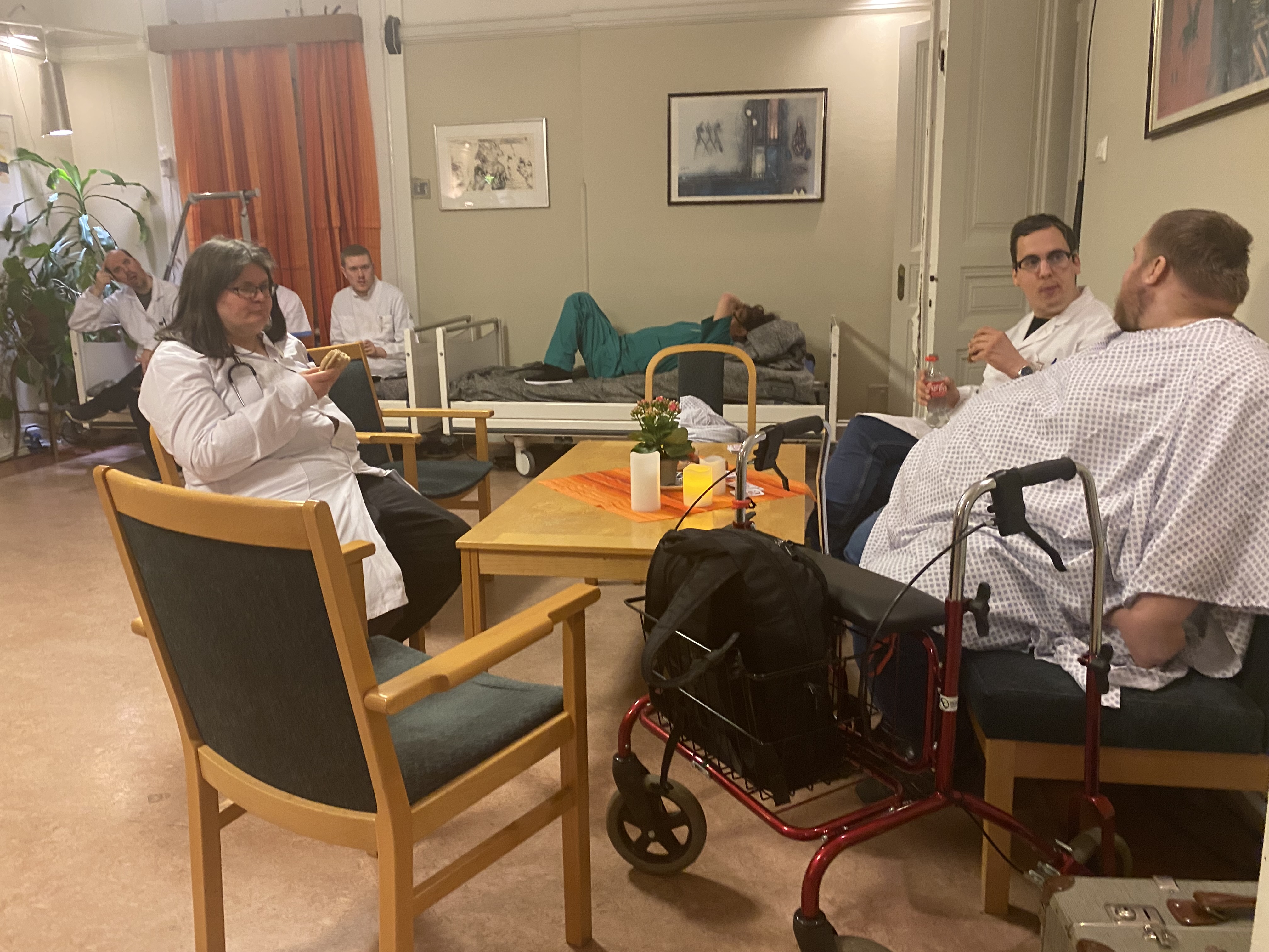 Patientrum med sjuksäng och rullstol